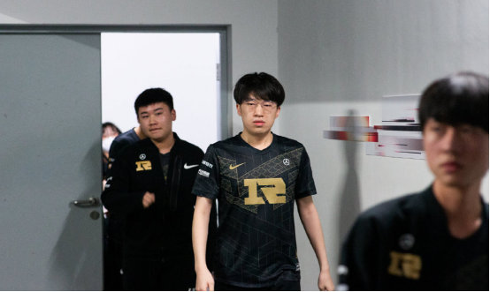 一杆破百两杆50+!丁俊晖5-1战胜张浩晋级64强 下轮将战穆迪